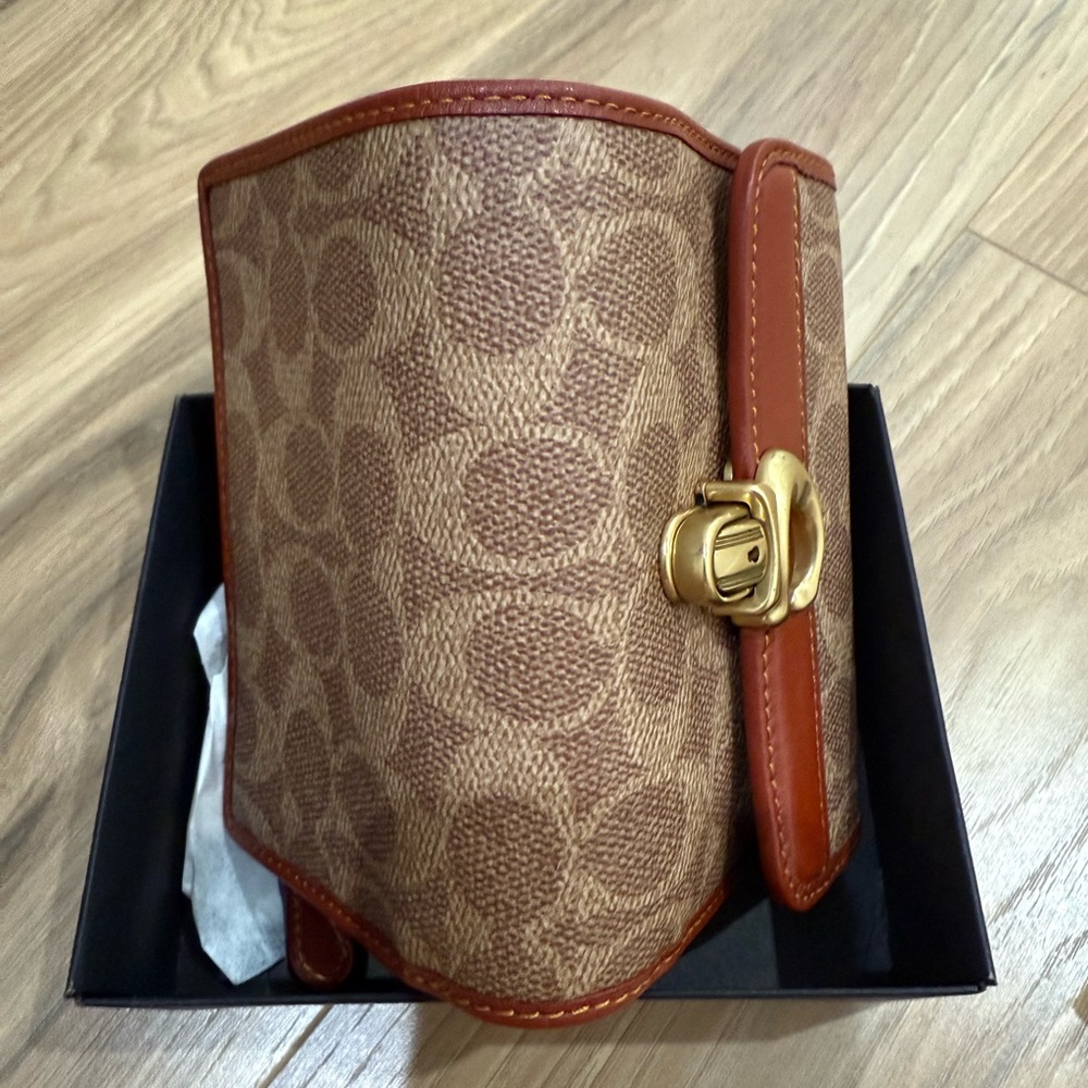 NEW RARE Coach Brown and Tan Women's Wallet - Picture 4 of 5